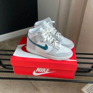 NIKE dunk summit white grey fog bright spruce high top womens size 8